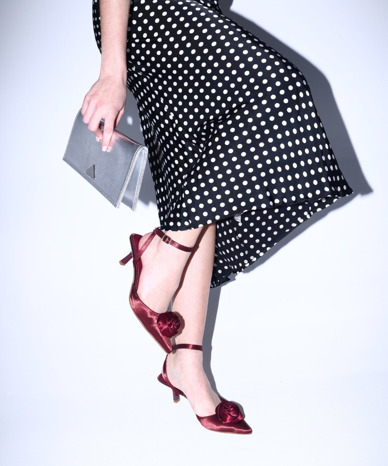 Zapato tac&oacute;n fino flor 